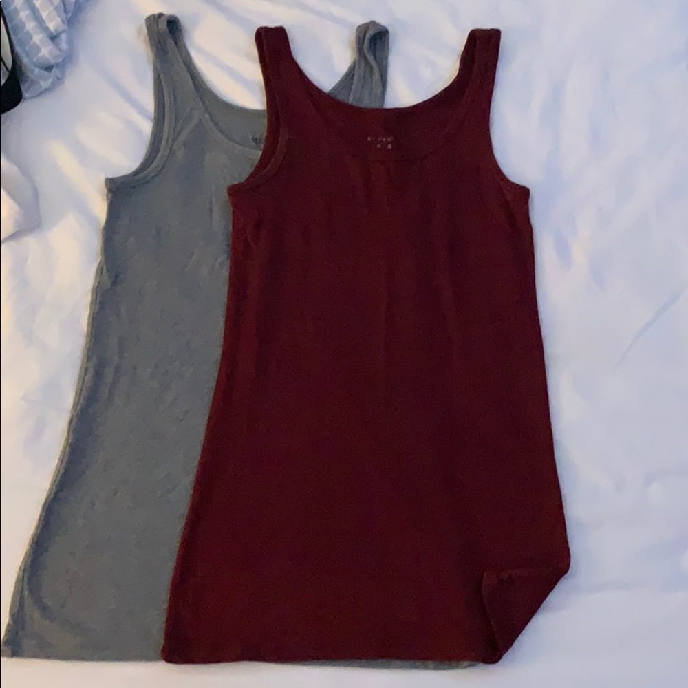 One maroon and one gray tank top (long)